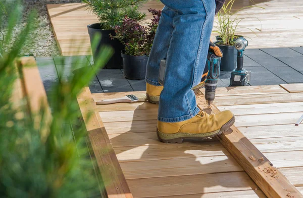 Arbeiter Mit Akkubohrschrauber Der Holzbohlen Aneinander Befestigt Kleine Holzbauarbeiten Aus — Stockfoto