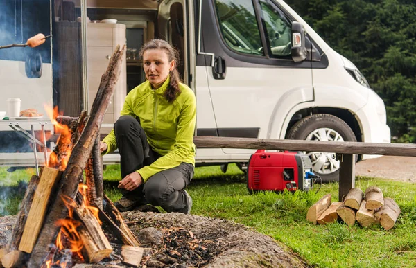 Одинока Кавказька Жінка Свої Camper Van Motorhome Camping Alone Підготовка — стокове фото