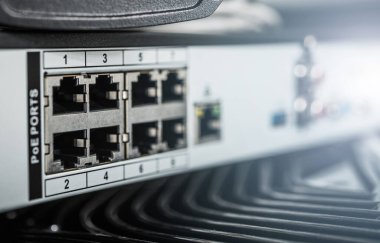 Modern Profesyonel IP Video İzleme İkili Sürücü Depolama Aygıtı PoE Power ve Ethernet Built In. Sekiz Ağ Bağlayıcıları. 8 CCTV kamerasının videosu aynı anda kaydediliyor