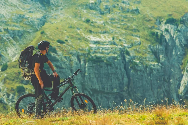 Vélo Caucasien Dans Trentaine Sur Sentier Panoramique Vélo Montagne Thème — Photo