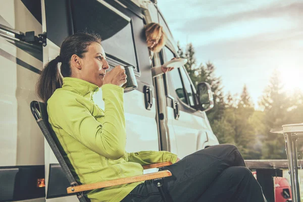 Vita Vänner Weekend Getaway Kvinna Dricka Hett Från Metal Cup — Stockfoto