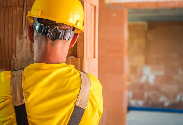 白种人工人头戴黄色安全帽 硬帽建筑工地区 现场的安全 — 图库照片