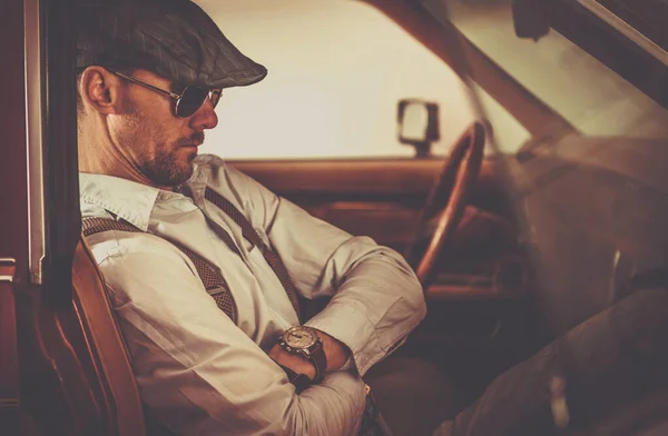 Retro Procurando Homens Caucasianos Seus Anos Sentados Dentro Seu Carro — Fotografia de Stock