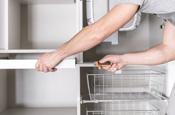 Huisinrichting Thema Appartement Closet Meubilair Assemblage Uitgevoerd Door Kaukasische Werknemer — Stockfoto