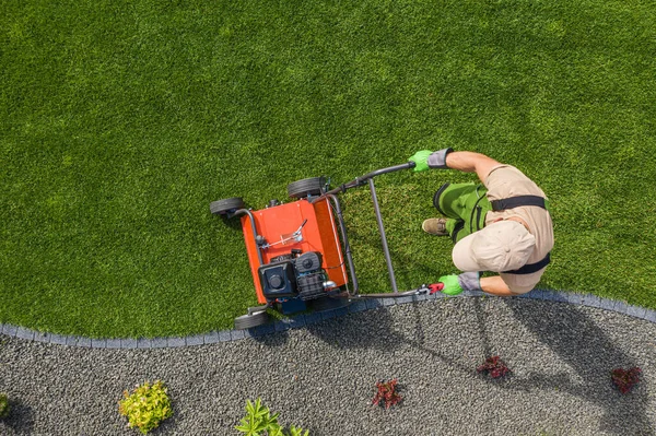 Vista Aérea Del Trabajo Aireación Del Césped Del Jardín Del — Foto de Stock