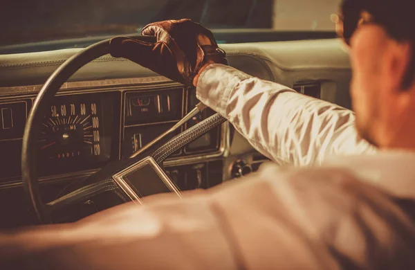 Motorista Carro Clássico Homens Caucasianos Seus Anos Vestindo Luvas Couro — Fotografia de Stock