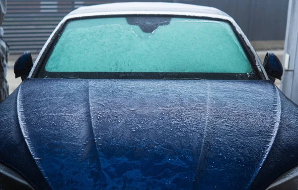 寒い冬の朝の凍結中に霜に覆われた近代的なブルーボディカー 車両の正面 季節的な自動車のメンテナンスと気象要素 — ストック写真