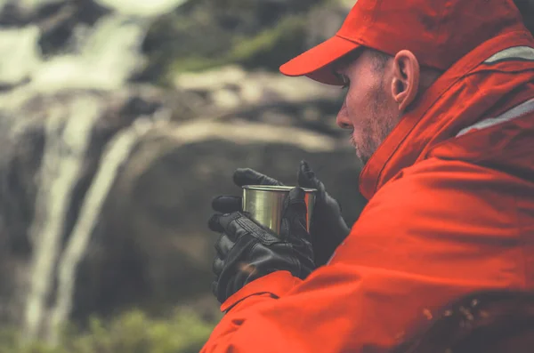 Hombres Caucásicos Sus Años Bebiendo Caliente Taza Metal Mientras Tomaba —  Fotos de Stock