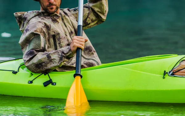 Kaukasischer Kajakfahrer Tarnkleidung Paddelt Auf Türkisfarbenem Wasser Des Sees Aus — Stockfoto