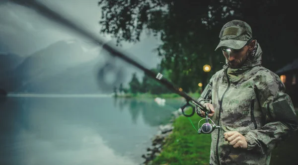 Hommes Caucasiens Portant Camouflage Préparation Tige Pour Tard Soir Pêche — Photo