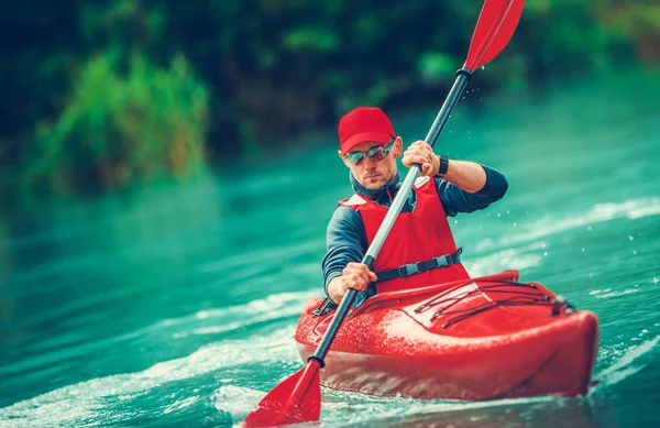 Wiosłując Kaukaski Kayaker Malowniczym Jeziorze Watersport Rekreacji Theme — Zdjęcie stockowe