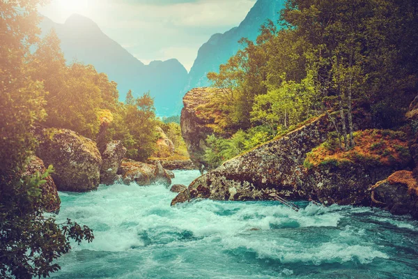 Paesaggio Fiume Alpino Pristino Con Grandi Massi Qualche Parte Norvegia — Foto Stock