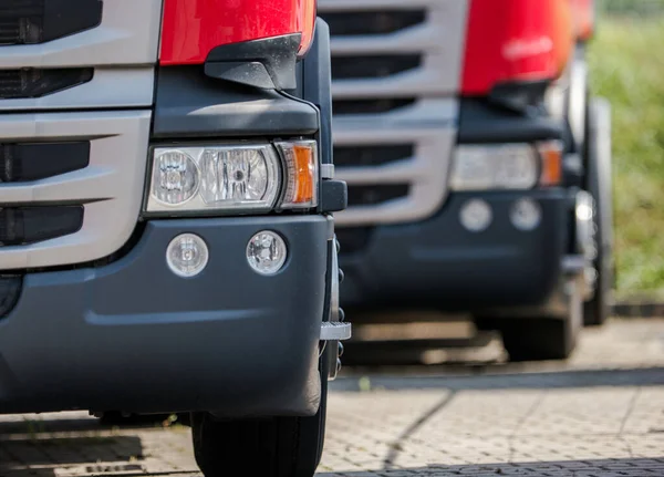 Red Euro Semi Ciężarówka Ciągniki Parking Sprzedaż Samochodów Ciężarowych Temat — Zdjęcie stockowe