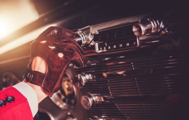 Eski Şoför Klasik Arabasının İçinde Radyo İstasyonunu Değiştiriyor. Otomotiv Teması.