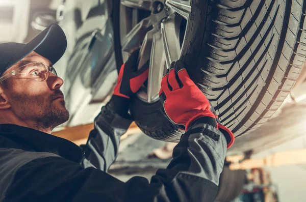 Kaukasischer Professioneller Auto Service Arbeiter Seinen 30Er Jahren Der Autoreifen — Stockfoto