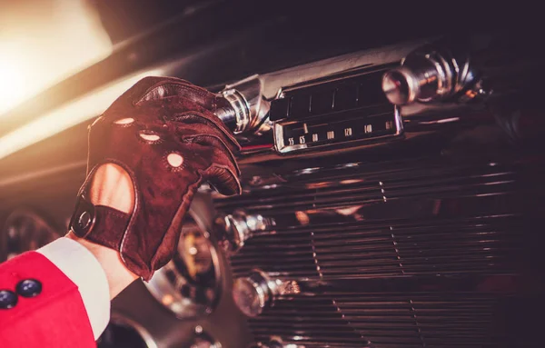 Oldtimer Bestuurder Veranderen Van Radiostation Zijn Vintage Klassieke Auto Close — Stockfoto