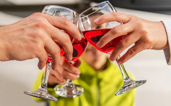 Três Amigos Caucasianos Fazendo Brinde Celebrando Sua Amizade Vinho Tinto — Fotografia de Stock