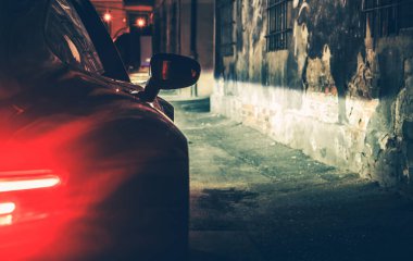 Otomotiv Konsepti. Karanlık Şehir Sokak 'taki Modern Lüks Araba Gece Mesaisi. Aracın Arka Işıkları.