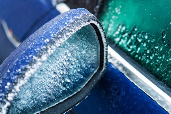 自動車と気象要素 冬のメンテナンス フロストがカバーする冷凍ブルーカーミラー — ストック写真