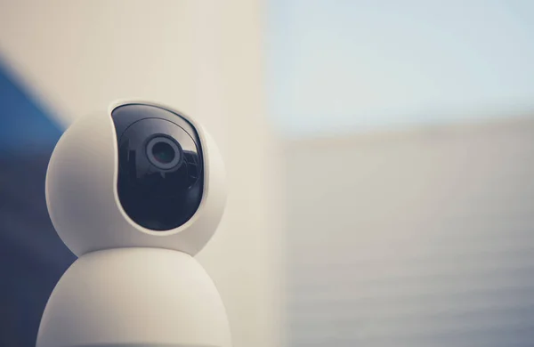 ナイトビジョン赤外線ライト内蔵の近代的な小型インテリアPtz 360度監視カメラ 現代住宅用Cctv — ストック写真