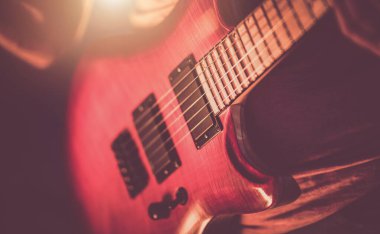 Müzik endüstrisi teması. Rockman Gitaristi Sert Oynuyor. Elektro Gitarlı Müzisyen Yakından.