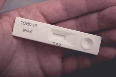 Klasik COVID-19 IgG IgM hızlı test kasedi Kafkas Erkekler El. Coronavirus Salgını Teması. Sağlık Hizmetleri Endüstrisi.