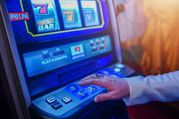 Mujer Caucásica Años Jugando Clásico Juego Máquina Ranura Dentro Uno — Foto de Stock