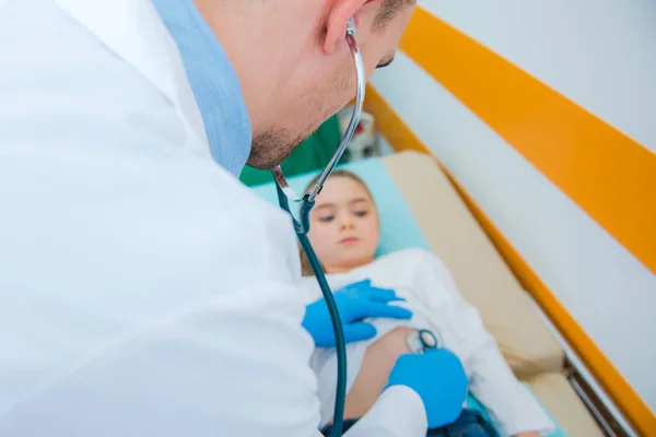 Blanke Arts Onderzoekt Blanke Tiener Meisje Zoek Naar Potentiële Problemen — Stockfoto