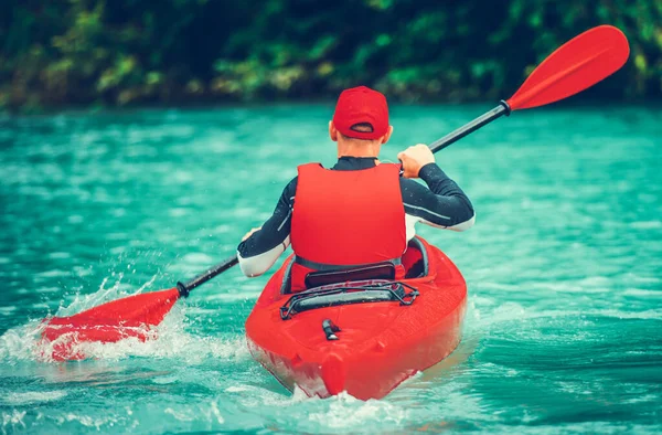 Kaukaski Kayaker Malowniczym Jeziorze Lodowcowym Turkusowy Kolor Wody Czerwony Kajak — Zdjęcie stockowe