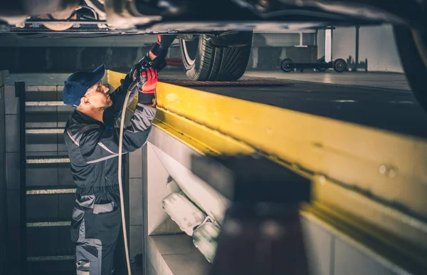 Carro Profissional Mecânico Caucasiano Com Lanterna Executando Verificação Undercarriage Veículo — Fotografia de Stock