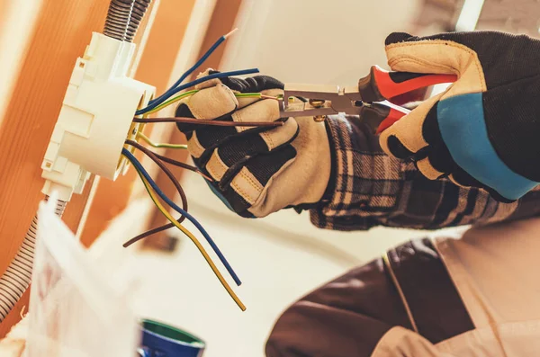 Neu Gebaute Wohnung Elektrische Steckdose Installation Durch Professionelle Elektriker Arbeiter — Stockfoto