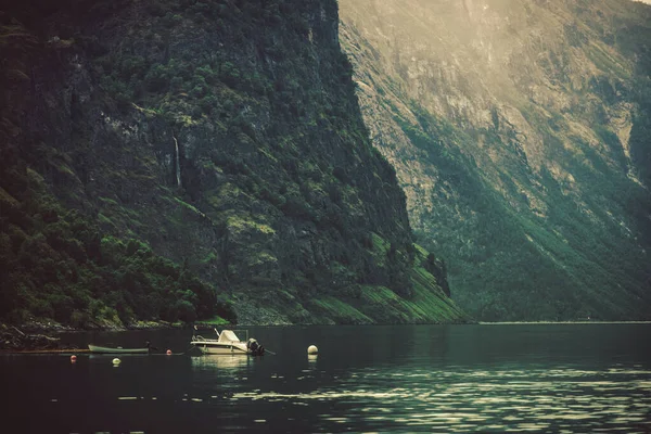 マリーナでボートと風景劇的なノルウェーのフィヨルドの風景 ノルウェー南西部 — ストック写真