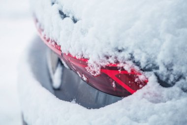 Fresh Winter Snow tarafından korunan Modern Otomobilin Arka Tarafı. Fotoğrafı kapat. Otomotiv Kış Mevsimi Bakım TemasıName.