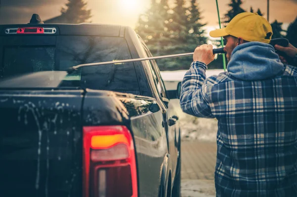 Homens Caucasianos Poder Lavar Sua Pick Caminhão Após Dirty Road — Fotografia de Stock