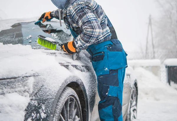 彼の40代の白人男性は 彼の近代的な車のボディから新鮮な秋の冬の雪を削除 — ストック写真