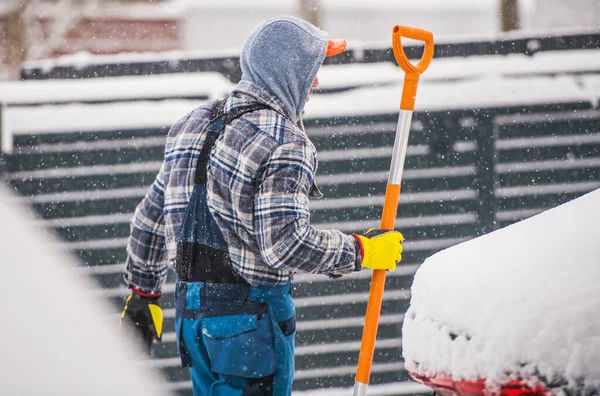 Kaukasiska Män Årsåldern Bort Snö Tung Snöfall Med Hjälp Stora — Stockfoto