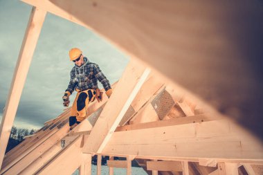 Kafkas Ahşap Ev İskelet Çerçeve İnşaat İşçisi 40 'larında Yeni Yapılmış Çatı Çerçevesi' nde. Yeni Ev Geliştirme Teması.