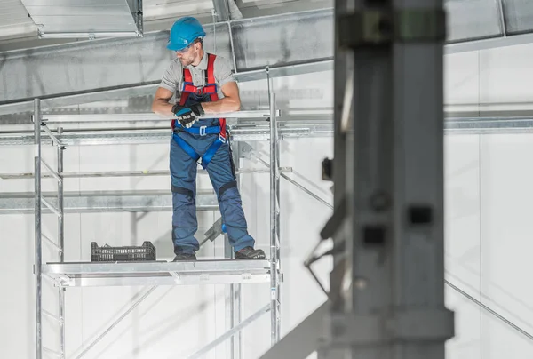 Hvac Technikus Állványzaton Dolgozik Felülről Lefelé Néz Megbizonyosodik Arról Hogy — Stock Fotó