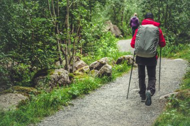 Alp Patikası 'nda iki yürüyüşçü. Sırt çantalı bir adam. Eğlence Teması.