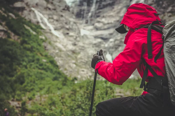 Caminante Trailhead Alpino Impermeable Rojo Tomando Breve Pausa Antes Atacar —  Fotos de Stock