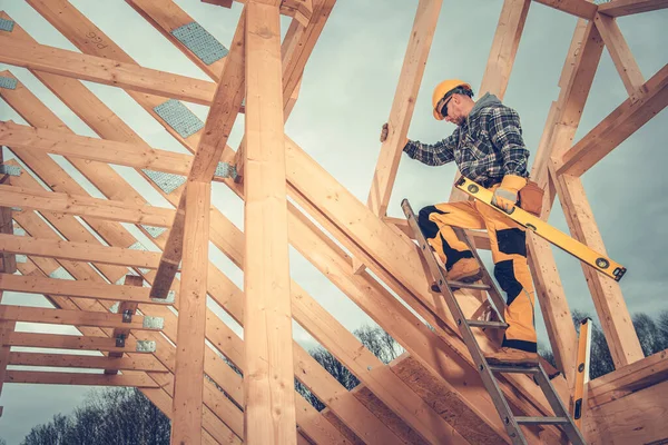 캅카스 스켈턴 프레임 Top New Constructed House Structure Staying Ladder — 스톡 사진