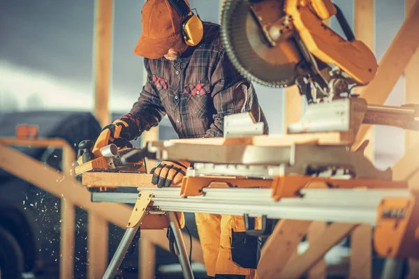 Kaukasische Bouwvakker Met Geluidsreductie Koptelefoon Zijn Hoofd Schaven Hout Met — Stockfoto