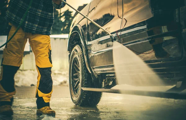 Bouwaannemer Werknemer Power Pressure Wassen Van Zijn Commerciële Pick Truck — Stockfoto