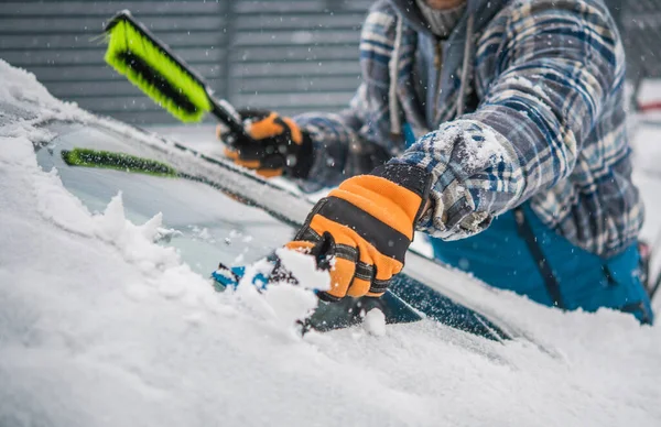 Vit Förare Tar Bort Snö Och Från Sin Bil Vindruta — Stockfoto