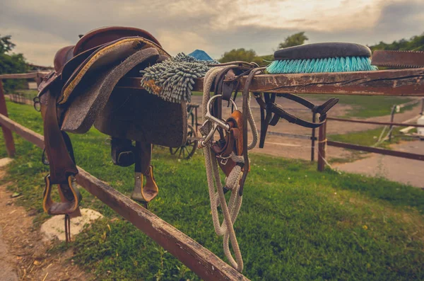 Jezdecké Zařízení Koňské Příslušenství Dřevěném Plotě Motiv Jízdy Koni — Stock fotografie