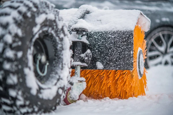 Benzine Borstel Broom Snow Removal Machine Actie Tijdens Zware Sneeuwval — Stockfoto