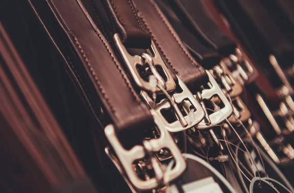 Cintos Couro Genuínos Pendurados Uma Cremalheira Loja Varejo Linha Produtos — Fotografia de Stock