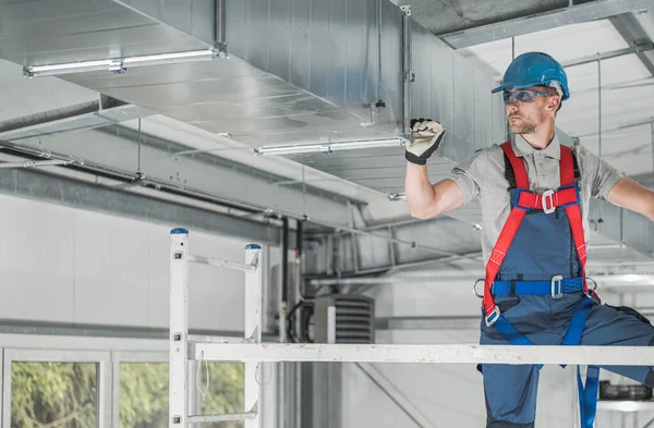 Caucásico Hvac Trabajador Profesional His 40S Comprobación Los Últimos Puntos — Foto de Stock