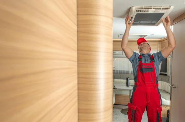 Service Worker Vervangen Fixing Travel Trailer Plafond Gemonteerde Airconditioning Eenheid — Stockfoto