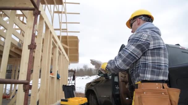 Robotnicy Budowlani Noszący Rękawice Robocze Bezpieczeństwa Przed Nowo Zbudowanym Domem — Wideo stockowe